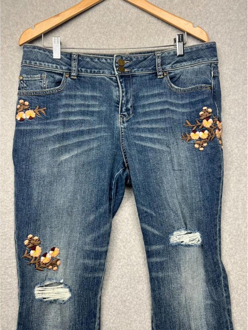 Soho Jeans Size 12 Womens Denim Embroidered Distressed Curvy Boyfriend Boho - Picture 8 of 9